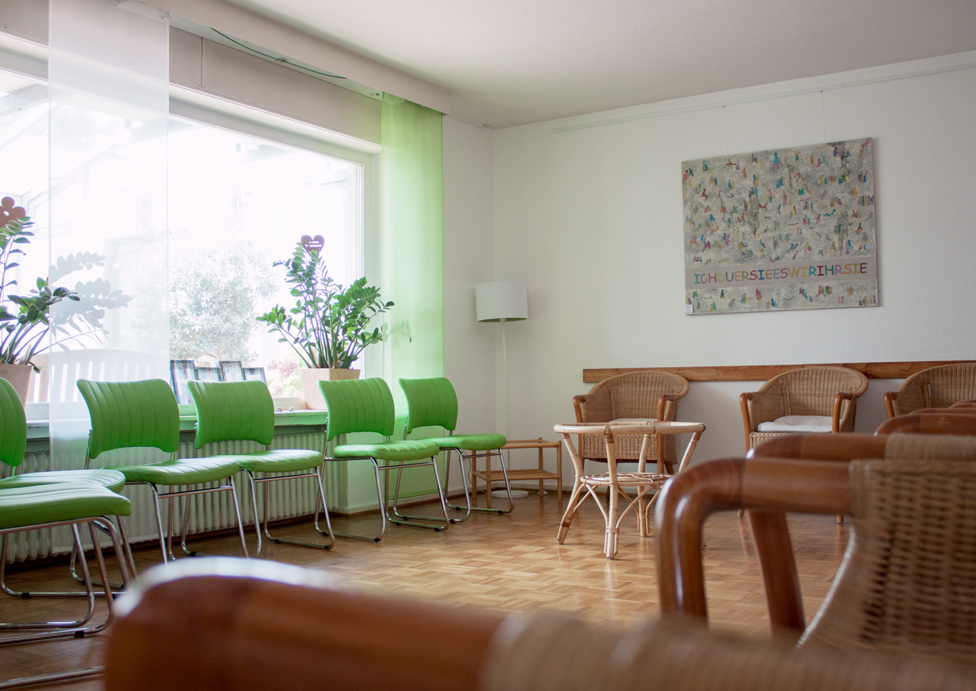 Helles, freundliches Wartezimmer